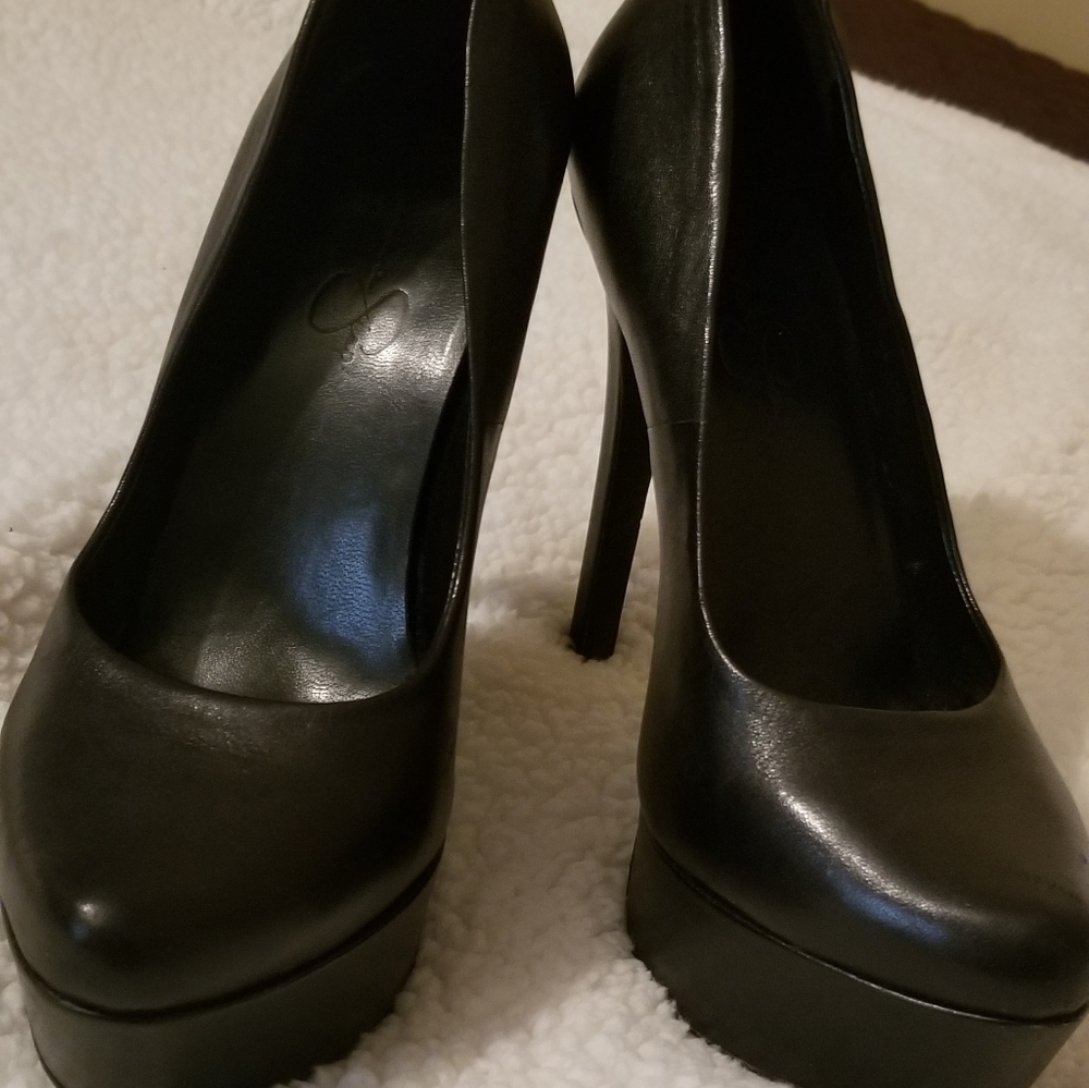 JS Black Pumps